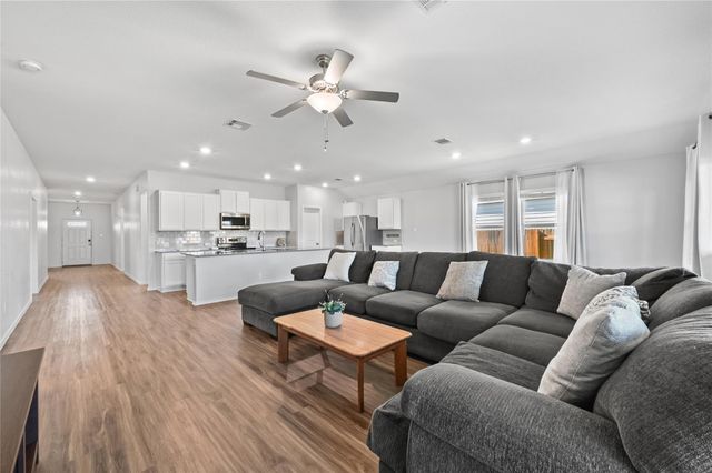 111 Pearland ST, Hutto, TX 78634