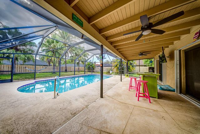 301 Knotty Wood Lane, Wellington, FL 33414