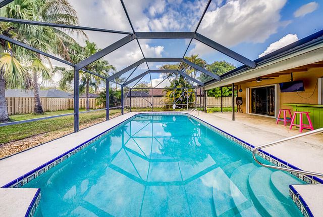 301 Knotty Wood Lane, Wellington, FL 33414