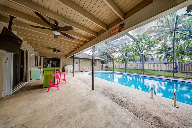 301 Knotty Wood Lane, Wellington, FL 33414