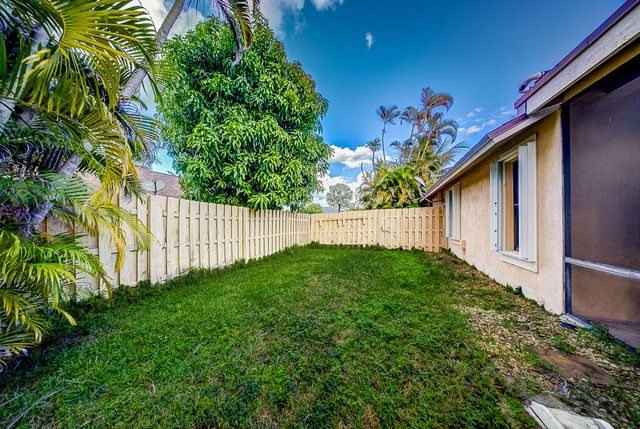 301 Knotty Wood Lane, Wellington, FL 33414