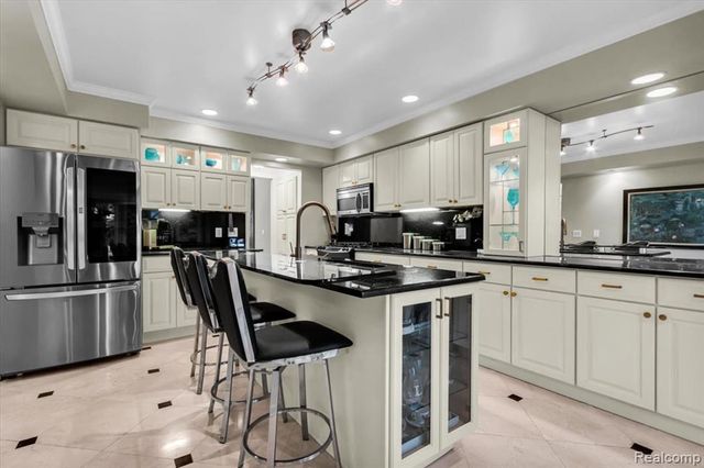 24547 Martel Drive, Farmington Hills, MI 48335