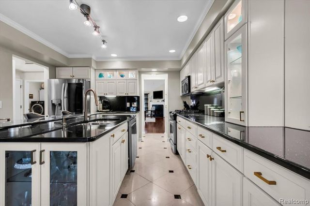 24547 Martel Drive, Farmington Hills, MI 48335