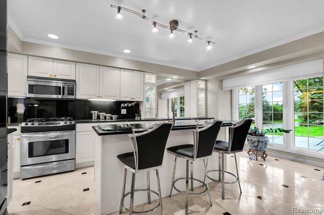 24547 Martel Drive, Farmington Hills, MI 48335