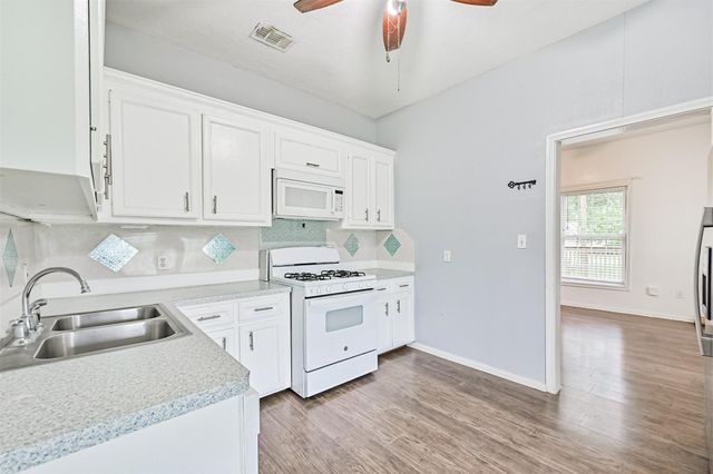 111 E Southland Avenue, Alvin, TX 77511