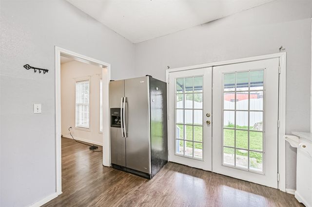 111 E Southland Avenue, Alvin, TX 77511