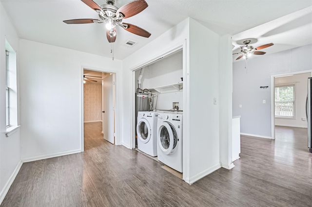 111 E Southland Avenue, Alvin, TX 77511