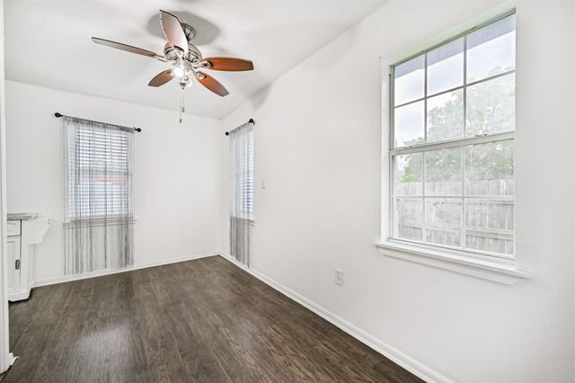 111 E Southland Avenue, Alvin, TX 77511