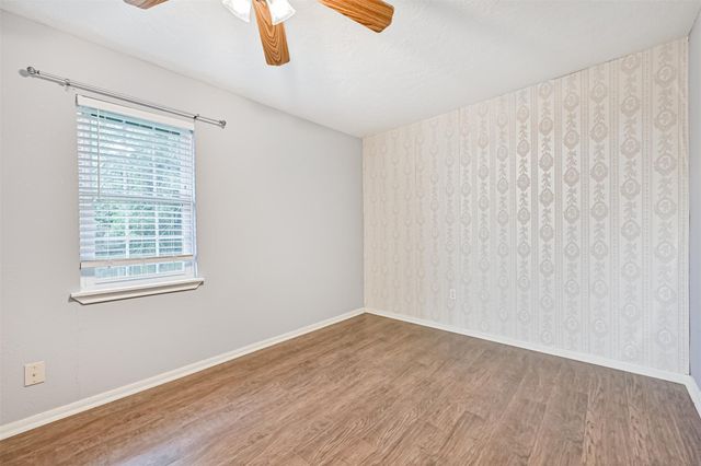 111 E Southland Avenue, Alvin, TX 77511