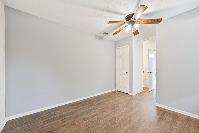 111 E Southland Avenue, Alvin, TX 77511