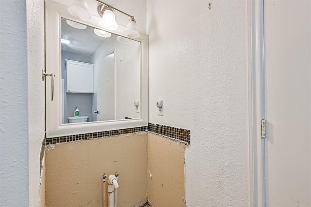 111 E Southland Avenue, Alvin, TX 77511