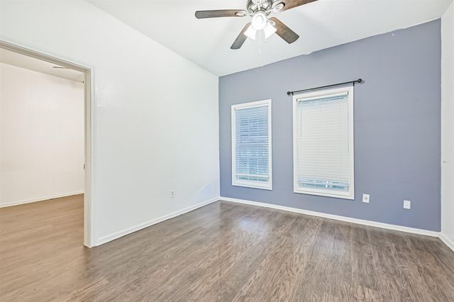 111 E Southland Avenue, Alvin, TX 77511