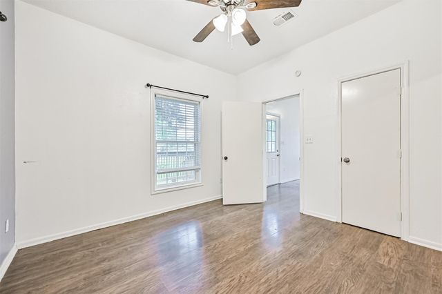 111 E Southland Avenue, Alvin, TX 77511