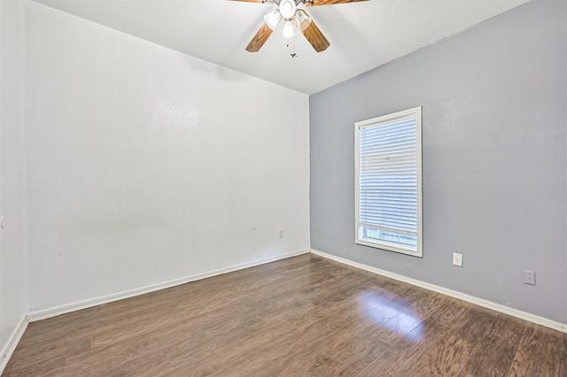 111 E Southland Avenue, Alvin, TX 77511