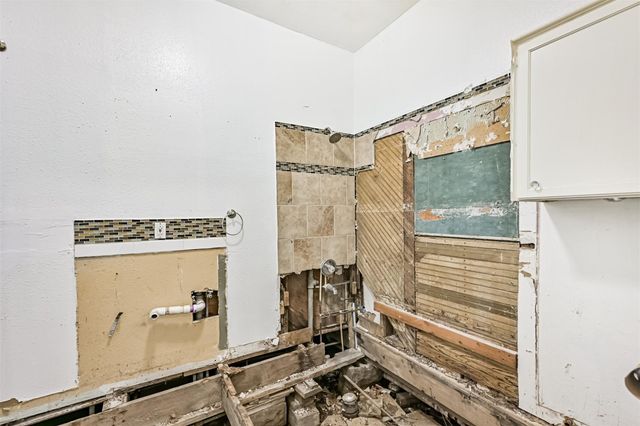 111 E Southland Avenue, Alvin, TX 77511