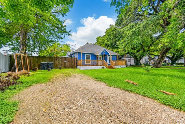 111 E Southland Avenue, Alvin, TX 77511
