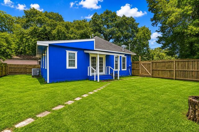 111 E Southland Avenue, Alvin, TX 77511