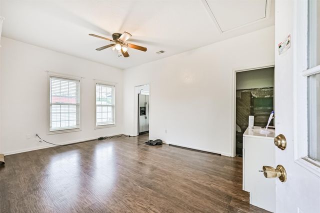 111 E Southland Avenue, Alvin, TX 77511