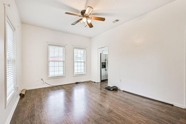 111 E Southland Avenue, Alvin, TX 77511