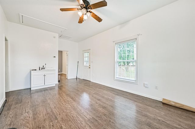 111 E Southland Avenue, Alvin, TX 77511