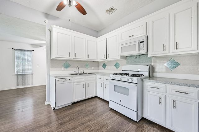 111 E Southland Avenue, Alvin, TX 77511