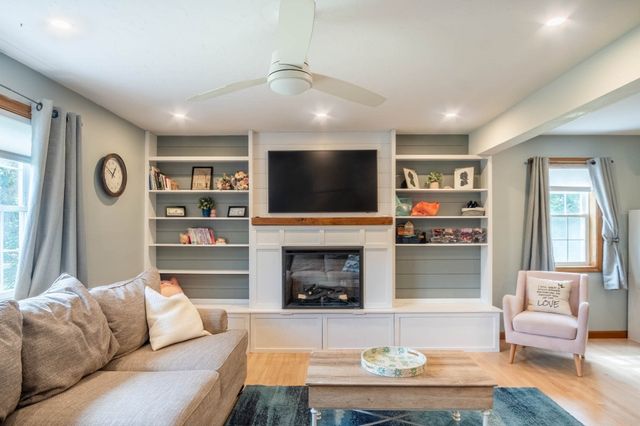 18 Clarence Dr, Oxford, MA 01540