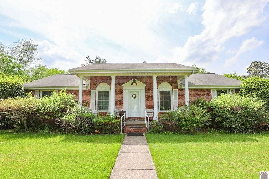 201 Colonial Drive, Paducah, KY 42001