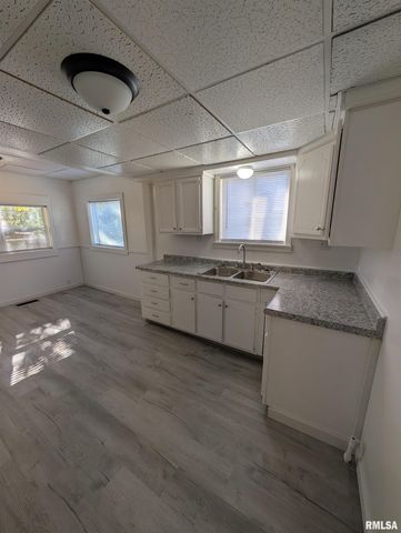 944 E WALNUT Avenue, Canton, IL 61520