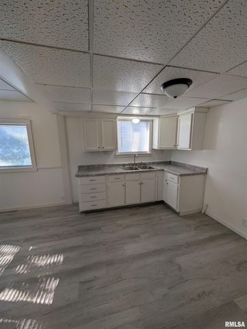 944 E WALNUT Avenue, Canton, IL 61520