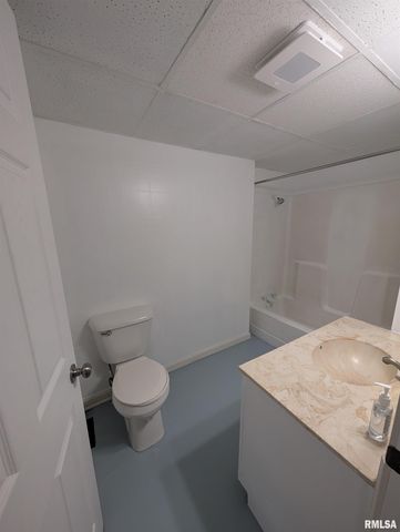 944 E WALNUT Avenue, Canton, IL 61520