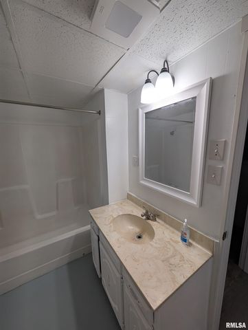 944 E WALNUT Avenue, Canton, IL 61520