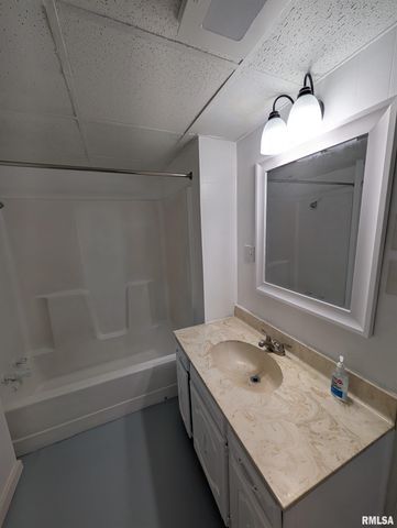 944 E WALNUT Avenue, Canton, IL 61520