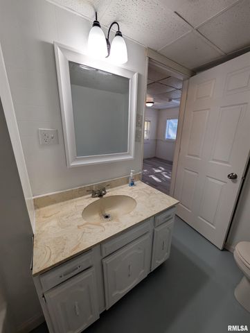 944 E WALNUT Avenue, Canton, IL 61520