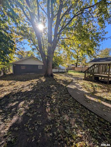 944 E WALNUT Avenue, Canton, IL 61520