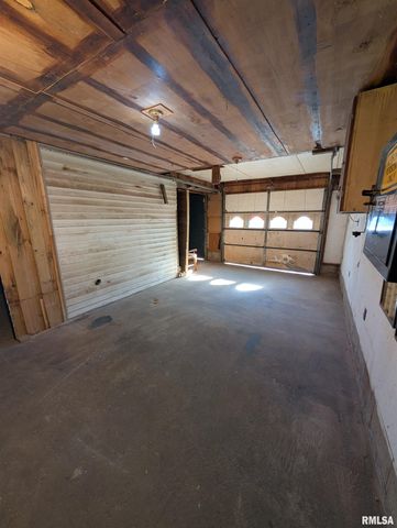 944 E WALNUT Avenue, Canton, IL 61520