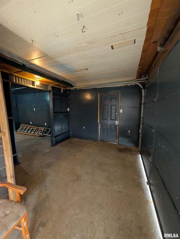 944 E WALNUT Avenue, Canton, IL 61520