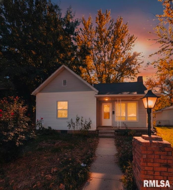 944 E WALNUT Avenue, Canton, IL 61520