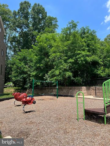 4915 CREST VIEW DR, Hyattsville, MD 20782
