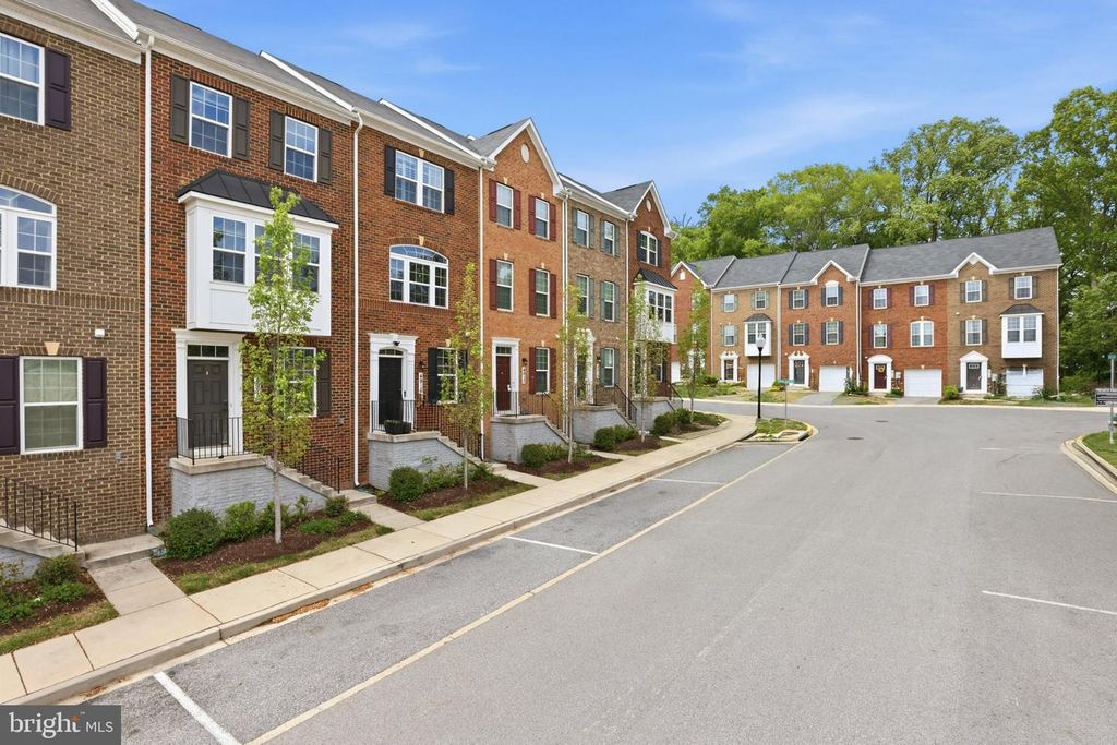 Image 2 of property listing at 4915 CREST VIEW DR, Hyattsville, MD 20782
