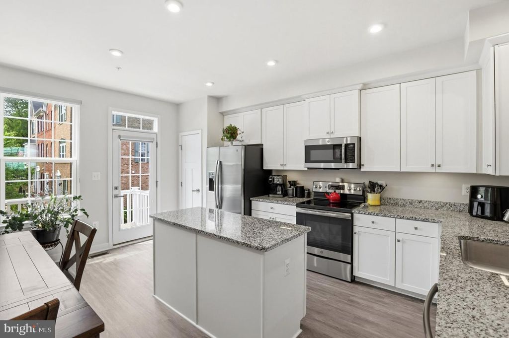 Image 11 of property listing at 4915 CREST VIEW DR, Hyattsville, MD 20782