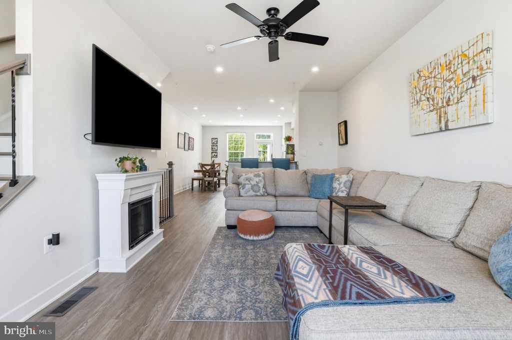 Image 19 of property listing at 4915 CREST VIEW DR, Hyattsville, MD 20782