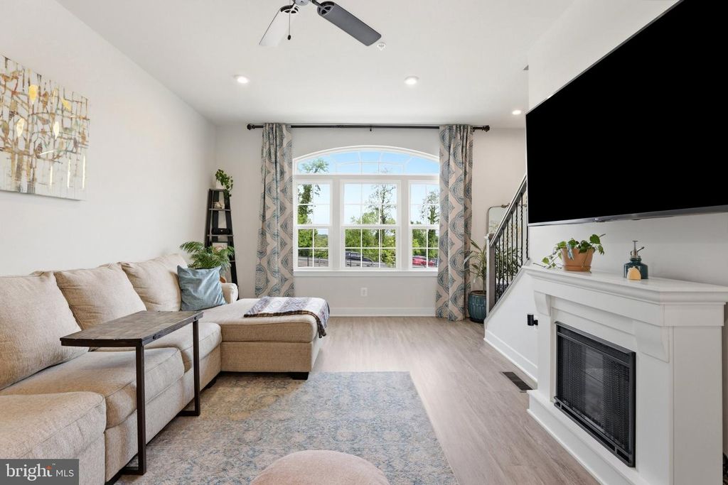 Image 20 of property listing at 4915 CREST VIEW DR, Hyattsville, MD 20782