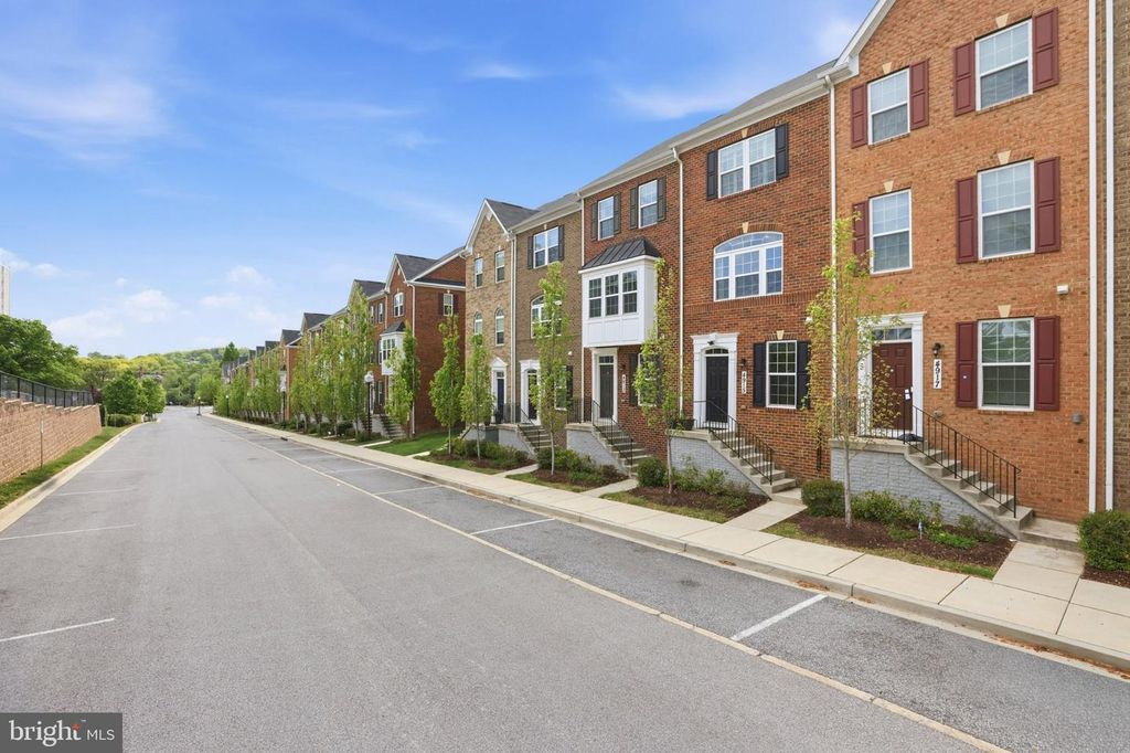 Image 3 of property listing at 4915 CREST VIEW DR, Hyattsville, MD 20782