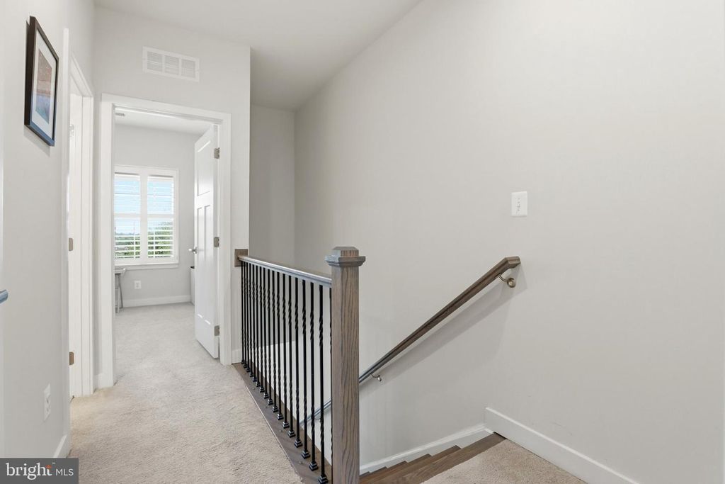 Image 22 of property listing at 4915 CREST VIEW DR, Hyattsville, MD 20782