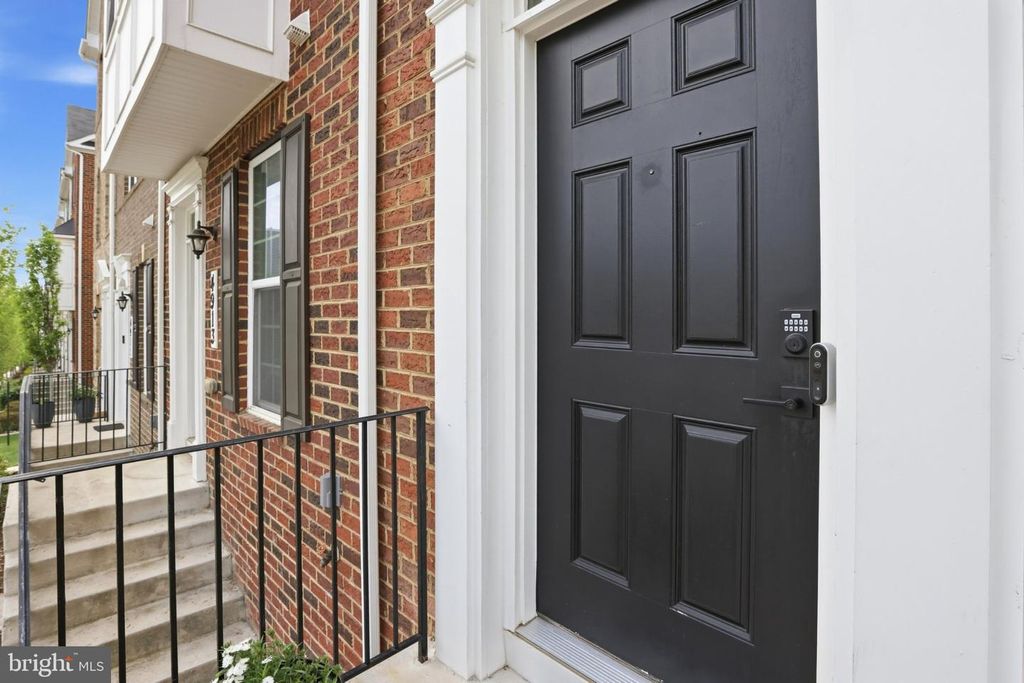 Image 4 of property listing at 4915 CREST VIEW DR, Hyattsville, MD 20782