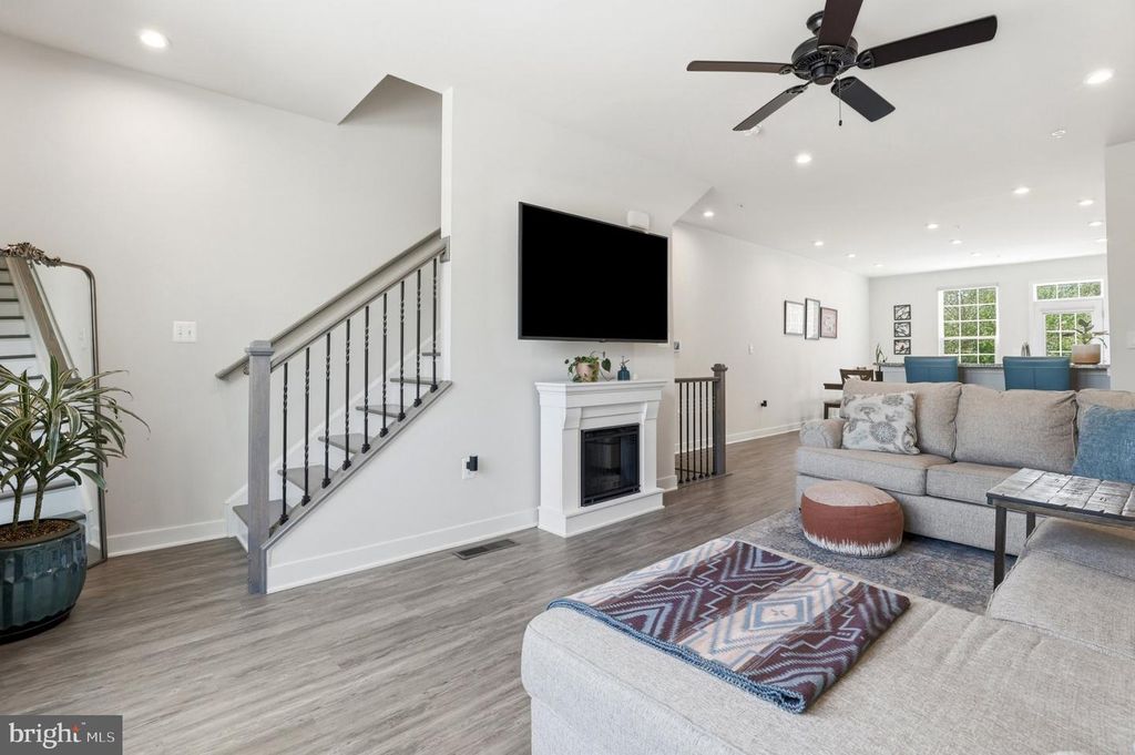 Image 6 of property listing at 4915 CREST VIEW DR, Hyattsville, MD 20782