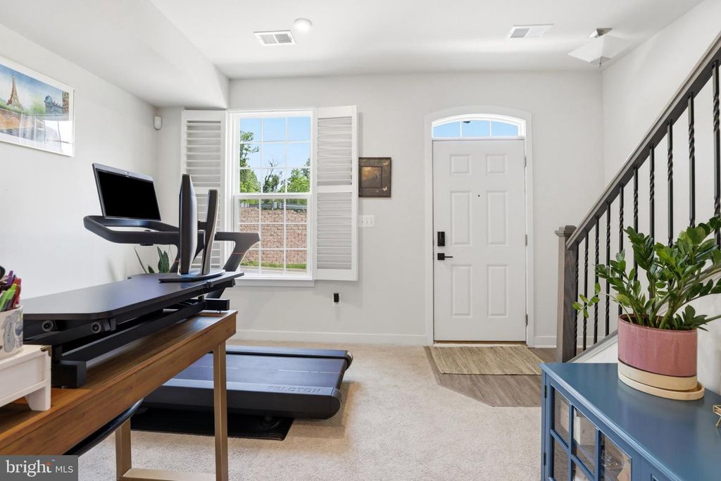 Image 8 of property listing at 4915 CREST VIEW DR, Hyattsville, MD 20782