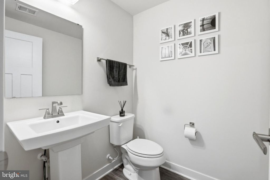 Image 9 of property listing at 4915 CREST VIEW DR, Hyattsville, MD 20782