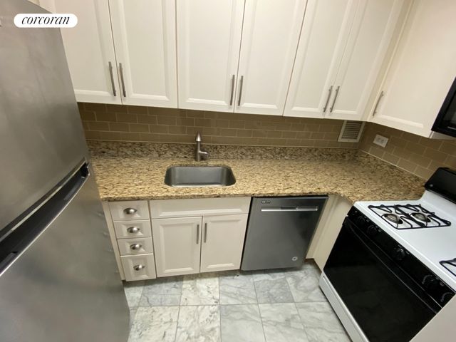 330 E 38th St Apt 42Q, New York City, NY 10016