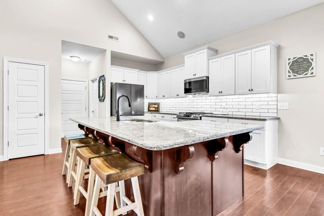 717 Valencia Dr, Clarksville, TN 37043